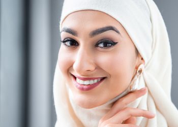 6 أمور في المرأة تلفت الرجل في لقائهما الأول!