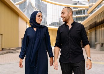 10 علامات تكشف إعجاب البنت بالولد