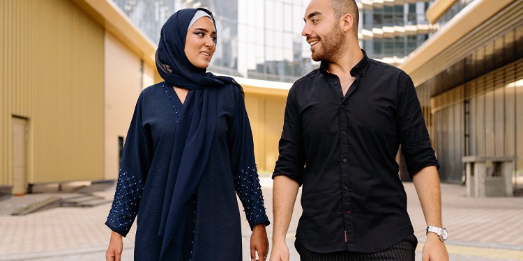 10 علامات تكشف إعجاب البنت بالولد