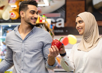 احذر الوقوع في فخ: “الرجل لا يعيبه إلا جيبه”!