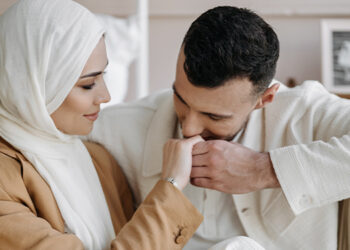 احذر الوقوع في فخ: “الرجل لا يعيبه إلا جيبه”!