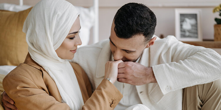 احذر الوقوع في فخ: “الرجل لا يعيبه إلا جيبه”!