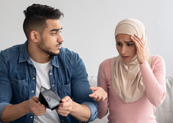 احذر الوقوع في فخ: “الرجل لا يعيبه إلا جيبه”!