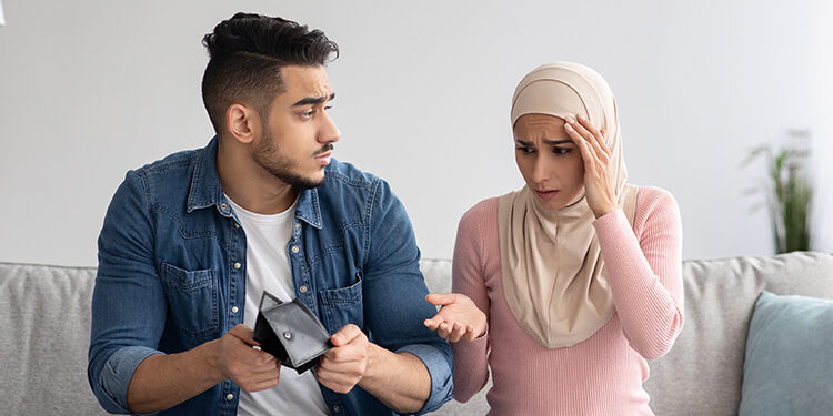 احذر الوقوع في فخ: “الرجل لا يعيبه إلا جيبه”!