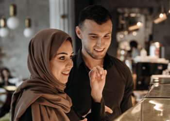 احذر الوقوع في فخ: “الرجل لا يعيبه إلا جيبه”!