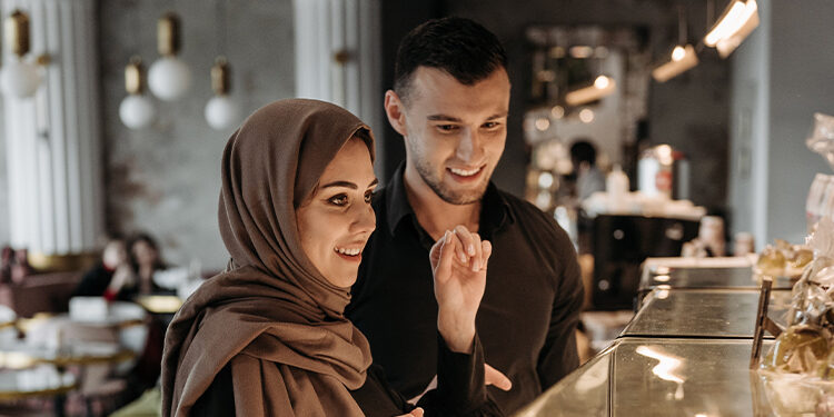 احذر الوقوع في فخ: “الرجل لا يعيبه إلا جيبه”!
